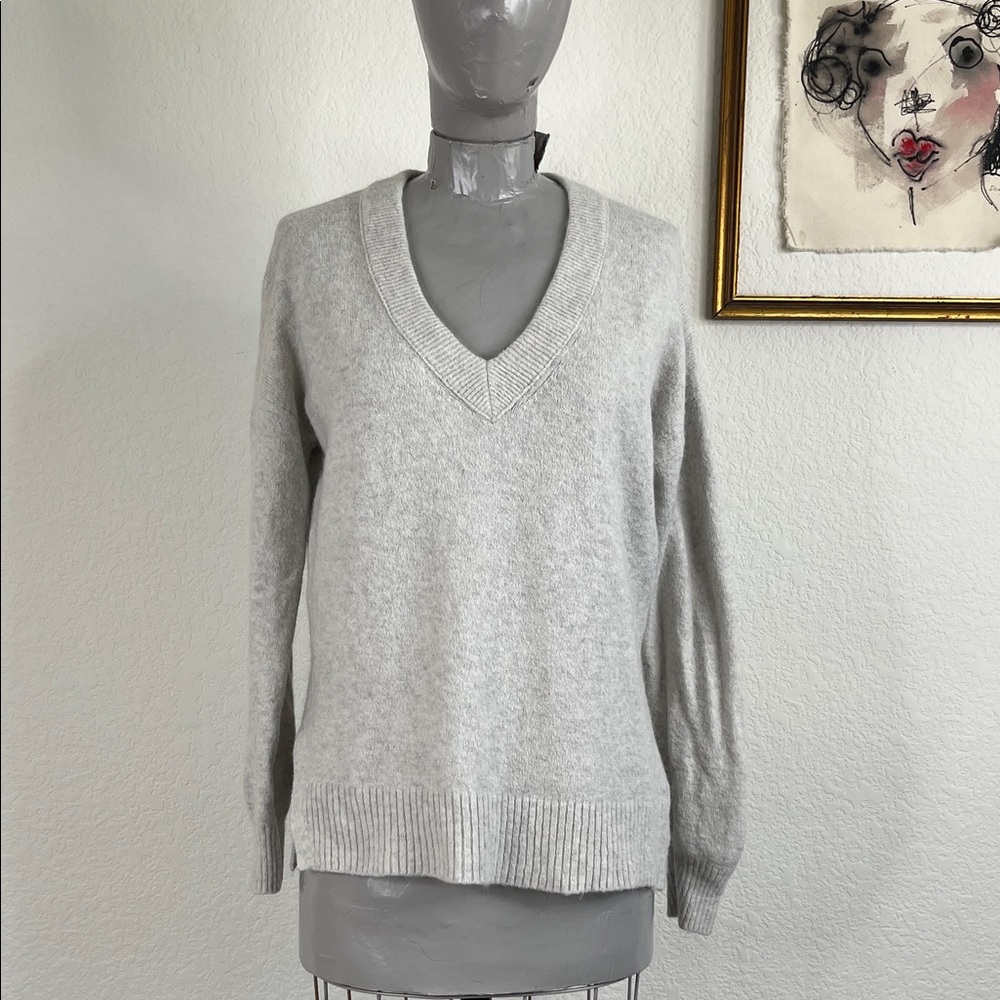 Madewell Bartlett V-Neck Pullover Sweater in Coziest Yarn in Heather Smoke
